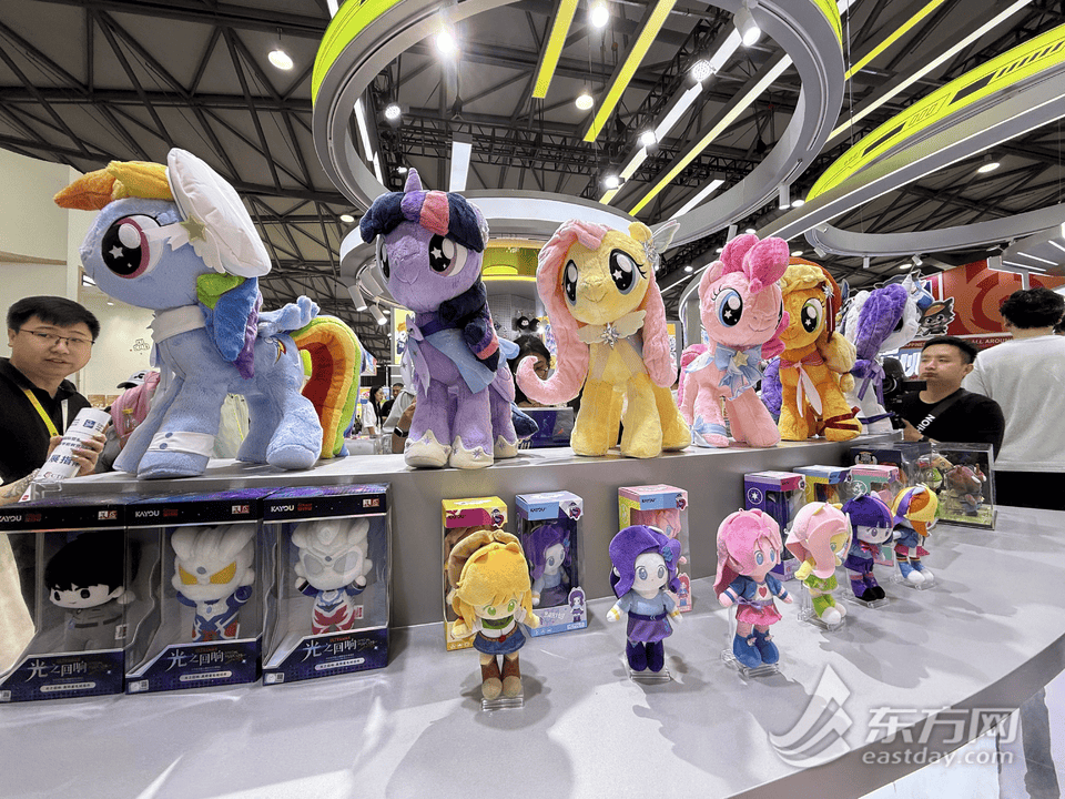 星卡亮相上海玩具展全球超2600个IP同台竞技pg电子模拟器试玩蜜雪冰城”集换卡、NBA球(图3)