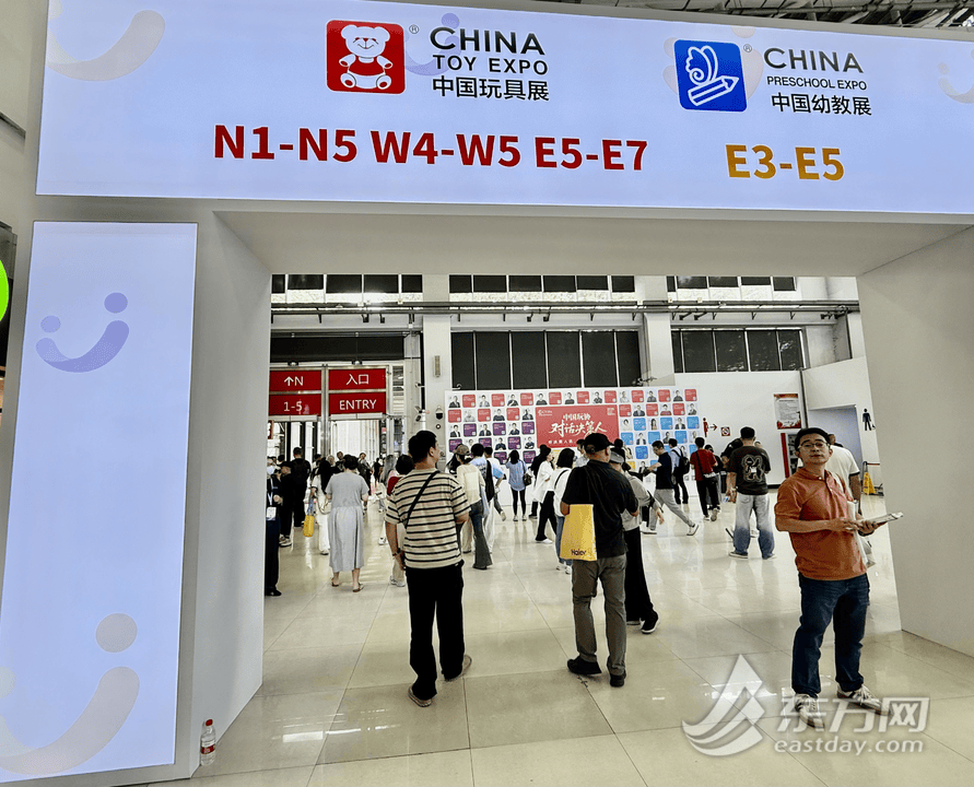 星卡亮相上海玩具展全球超2600个IP同台竞技pg电子模拟器试玩蜜雪冰城”集换卡、NBA球(图2)